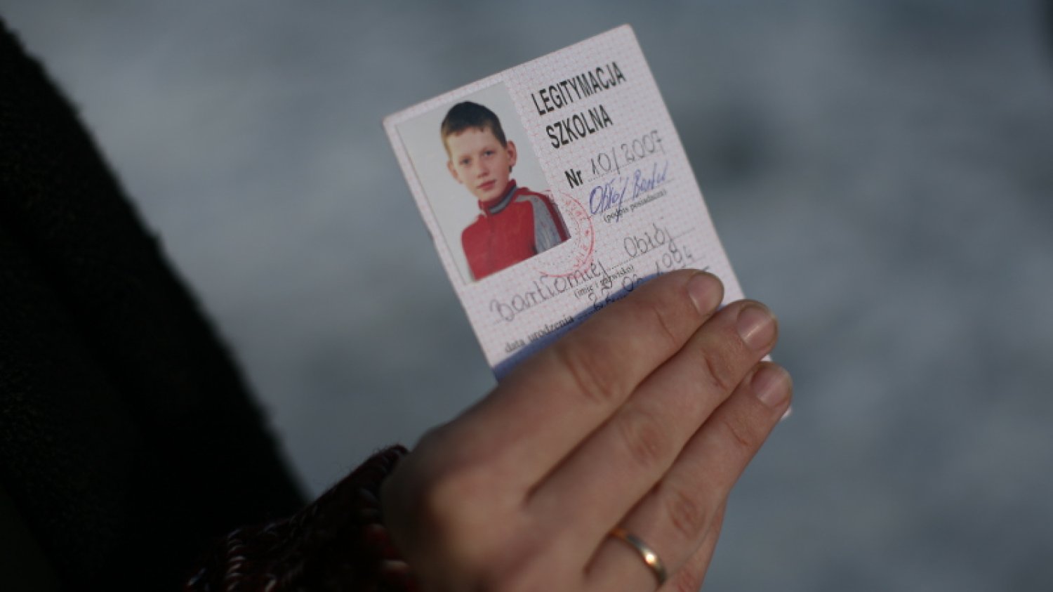 Sąd skazał księdza Stanisława K. na karę dwóch lat więzienia w zawieszeniu na 5 lat, uznając go winnym przyczynienia się do samobójstwa 13-letniego Bartka. Na zdjęciu z 2008 r. mama chłopca prezentuje legitymację syna, który targnął się na swoje życie.
