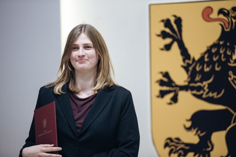 Marta Cymańska jest córką znanego polityka Zjednoczonej Prawicy Tadeusza Cymańskiego. I świeżo upieczoną pracowniczką państwowego koncernu Energa.