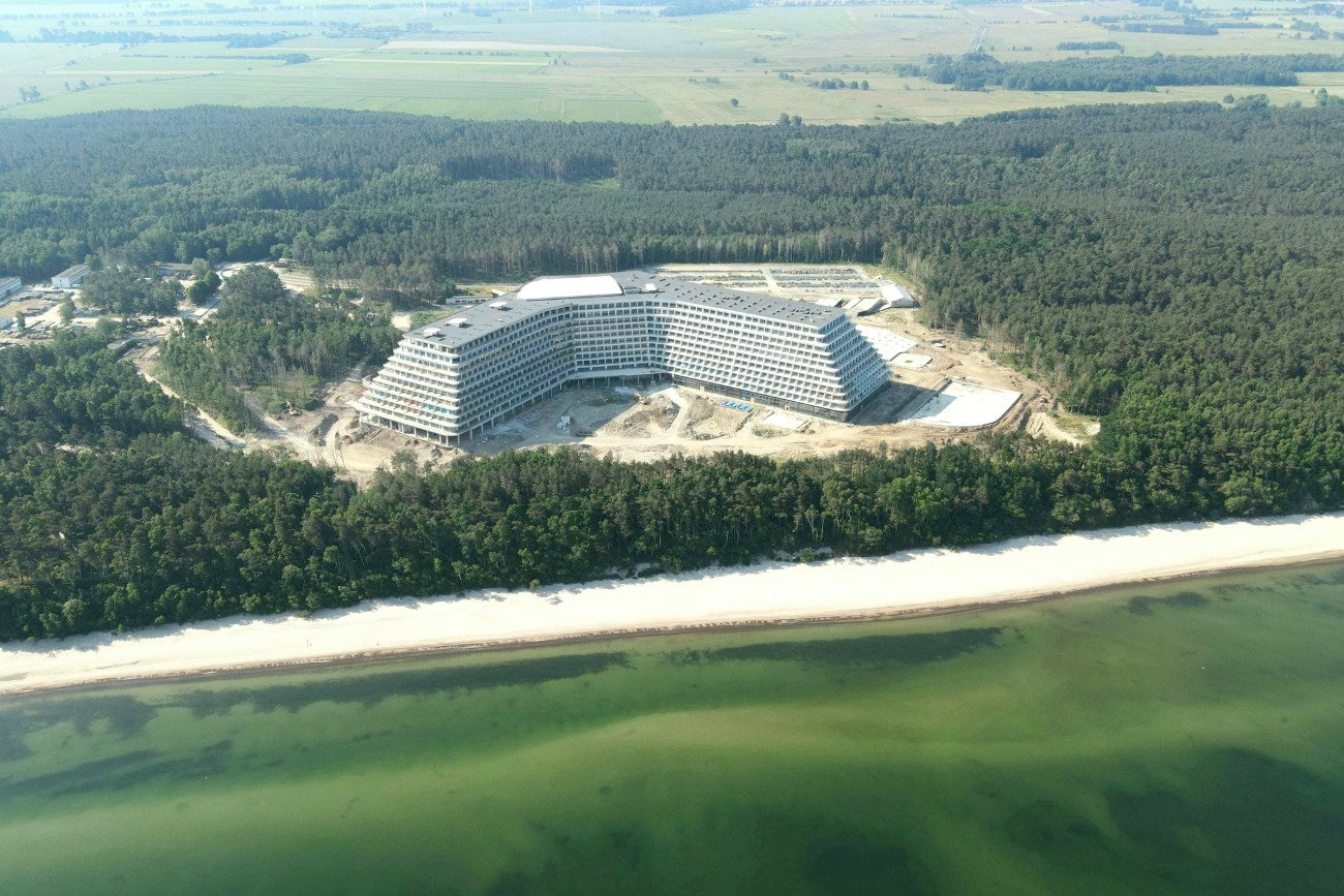 Hotel Gołębiewski w Pobierowie nad Bałtykiem wzbudził emocje po opublikowaniu najnowszych zdjęć z placu budowy.