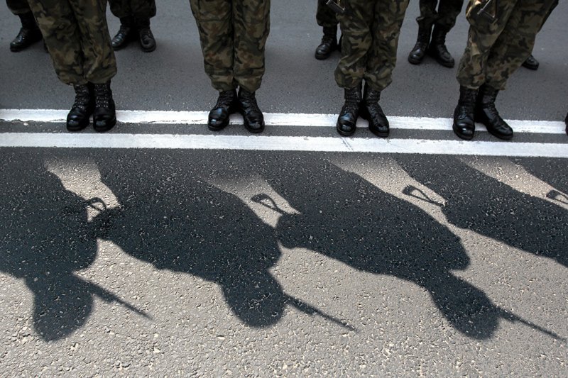 Młodzi żołnierze nie cieszą się z fali dymisji pułkowników i generałów. Czują się zawiedzeni przez dowódców, którzy uciekają w trudnych czasach.