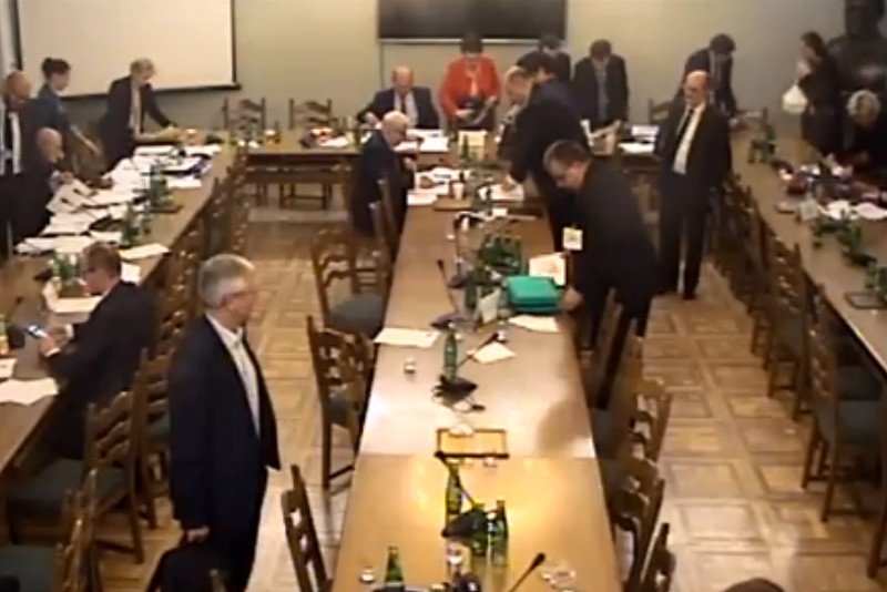 Komisja Nadzwyczajna do rozpatrzenia projektów ustaw z zakresu prawa wyborczego obrady zakończyła po północy. Posłowie po 14 godzinach prac byli wyraźnie zmęczeni.