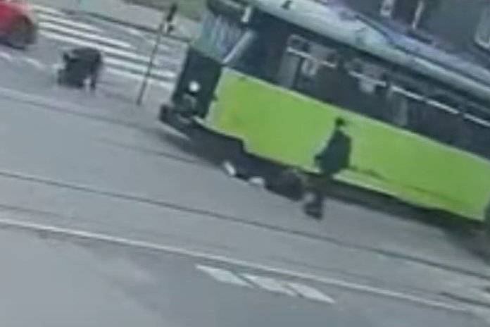 13-latka wpadła pod tramwaj. Film z wypadku wygląda przerażająco.