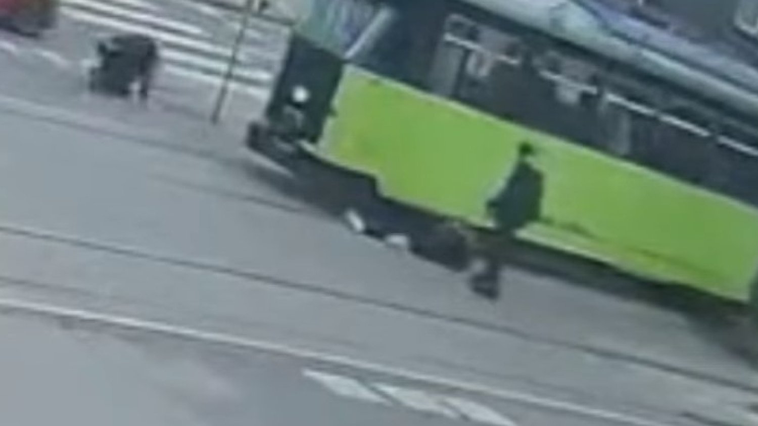 13-latka wpadła pod tramwaj. Film z wypadku wygląda przerażająco.