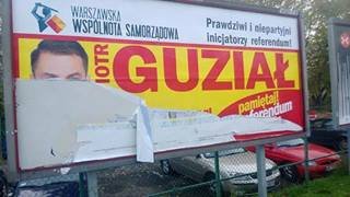 „Trochę poobijany ale niezłomnie trwa. Zdjęcie wykonane 25 bm”- taki tekst i poniższe zdjęcie zamieściłem na fejsie 26 października. Bez wiary dodałem prośbę żeby podmieniono zdjęcie na nowe.