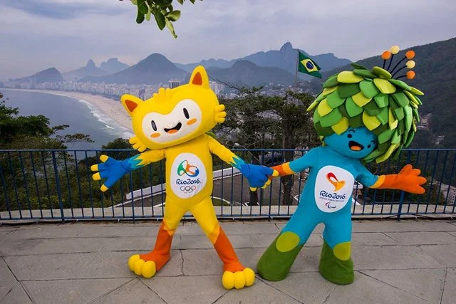 Maskotki przyszłorocznych Igrzysk Olimpijskich (z lewej) i Paraolimpijskich (z prawej) w Rio de Janeiro
