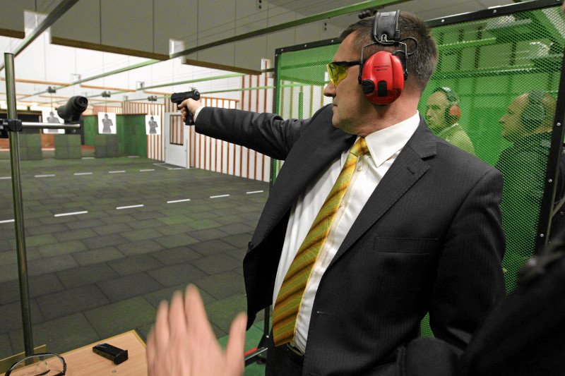 Czołowi politycy dostali gotowy projekt nowelizacji ustawy o broni, który pozwala na użycie broni palnej w celu ochrony miru domowego