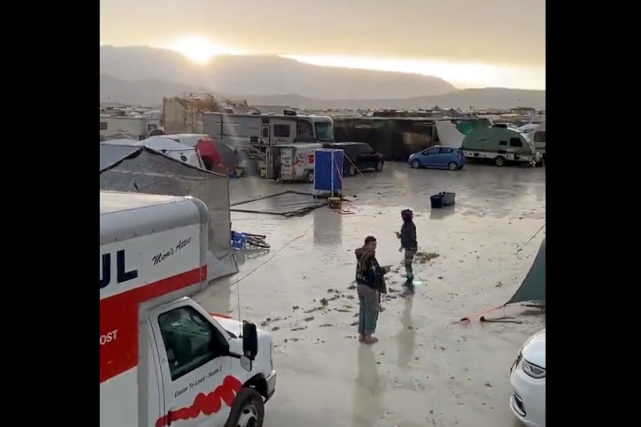 Internet zalały zdjęcia i nagrania z Neavady. Tysiące uczestników festiwalu Burning Man uwięzionych na środku pustyni.