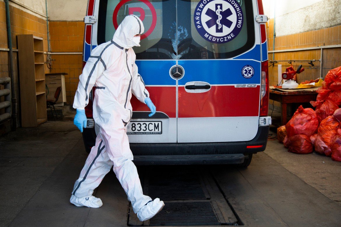 Sanepid nie chce przebadać zwłok 50-latki z Konina, która mogła być zakażona koronawirusem.