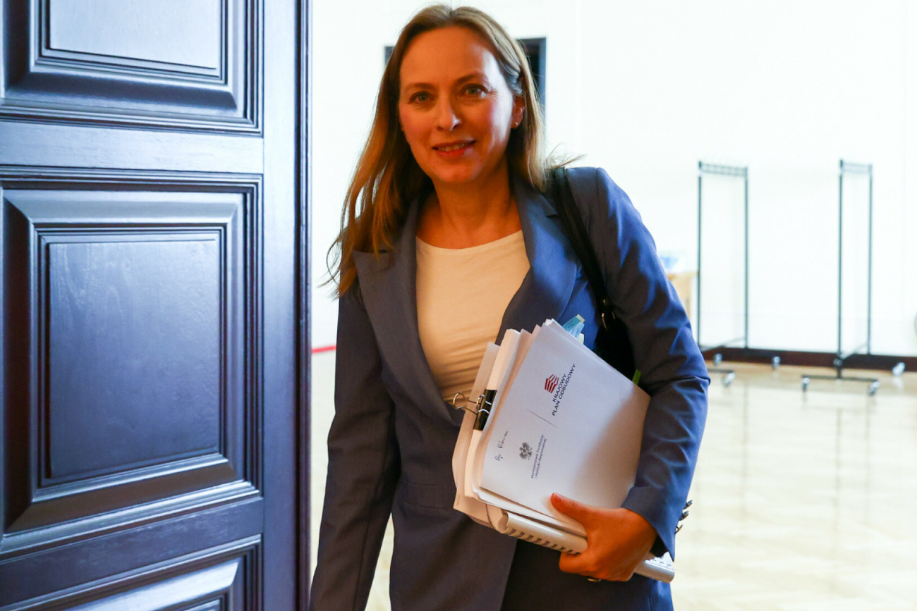 Rząd przyjął rewizję KPO. "Chcemy pomóc tym, których nie stać na samochód elektryczny".