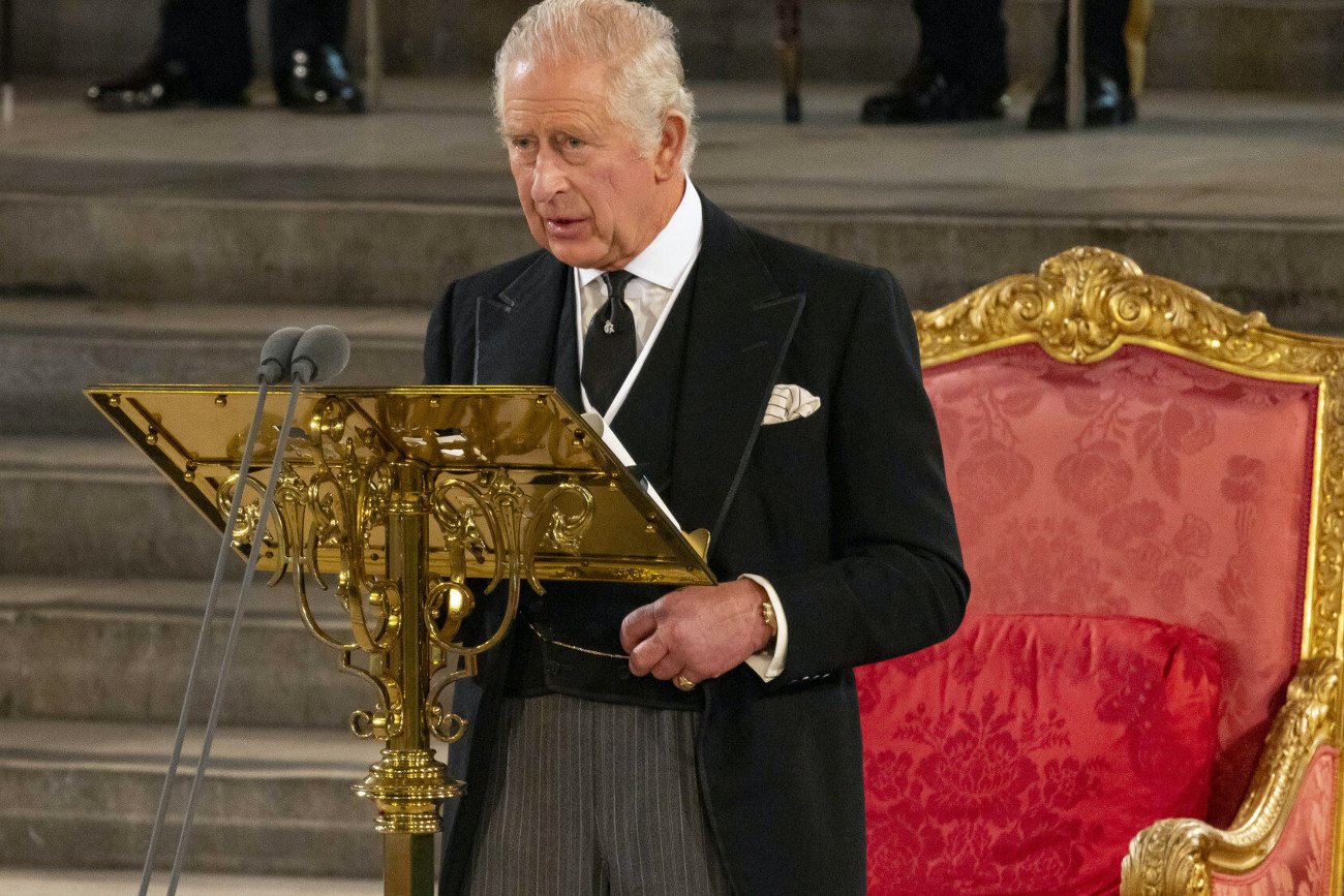 Siniejące ręce króla Karola III to prawdopodobnie objaw lub choroba Raynauda. Obrzęki spowodowane są złą dietą lub senioralnym wiekiem króla.