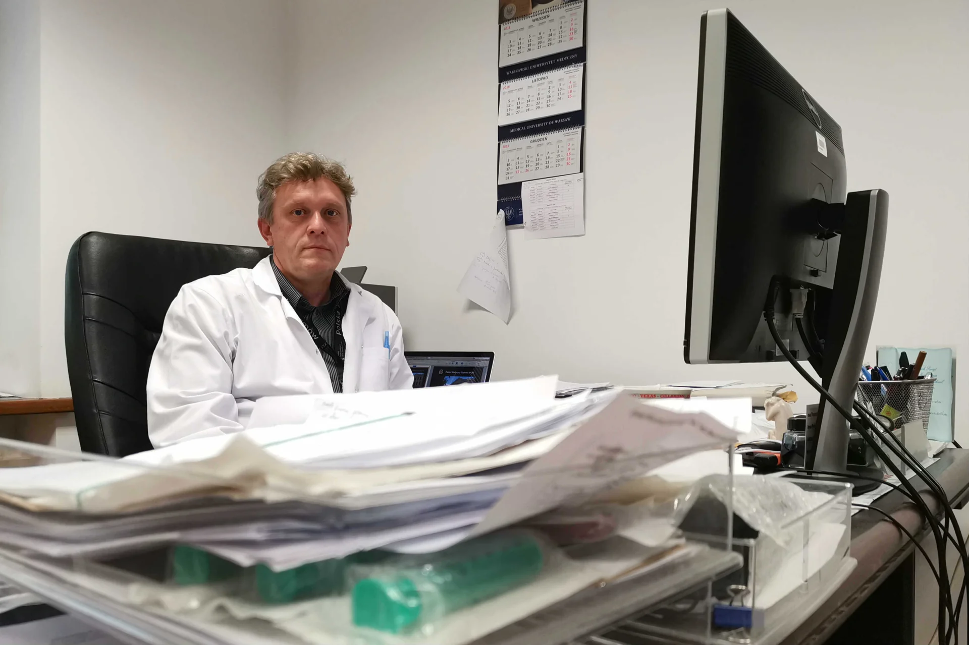 Doktor Marcin Fudalej w swoim gabinecie