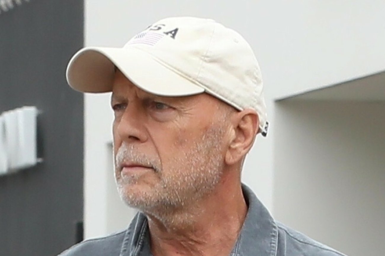 Przyłapany na zdjęciach paparazzi Bruce Willis wygląda na schorowanego.
