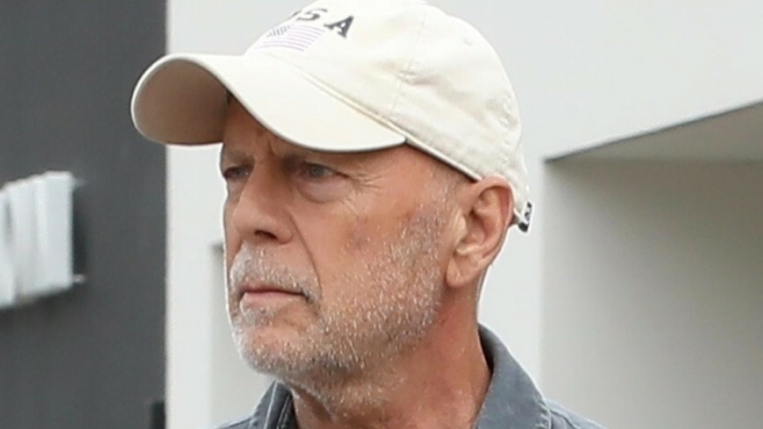 Przyłapany na zdjęciach paparazzi Bruce Willis wygląda na schorowanego.