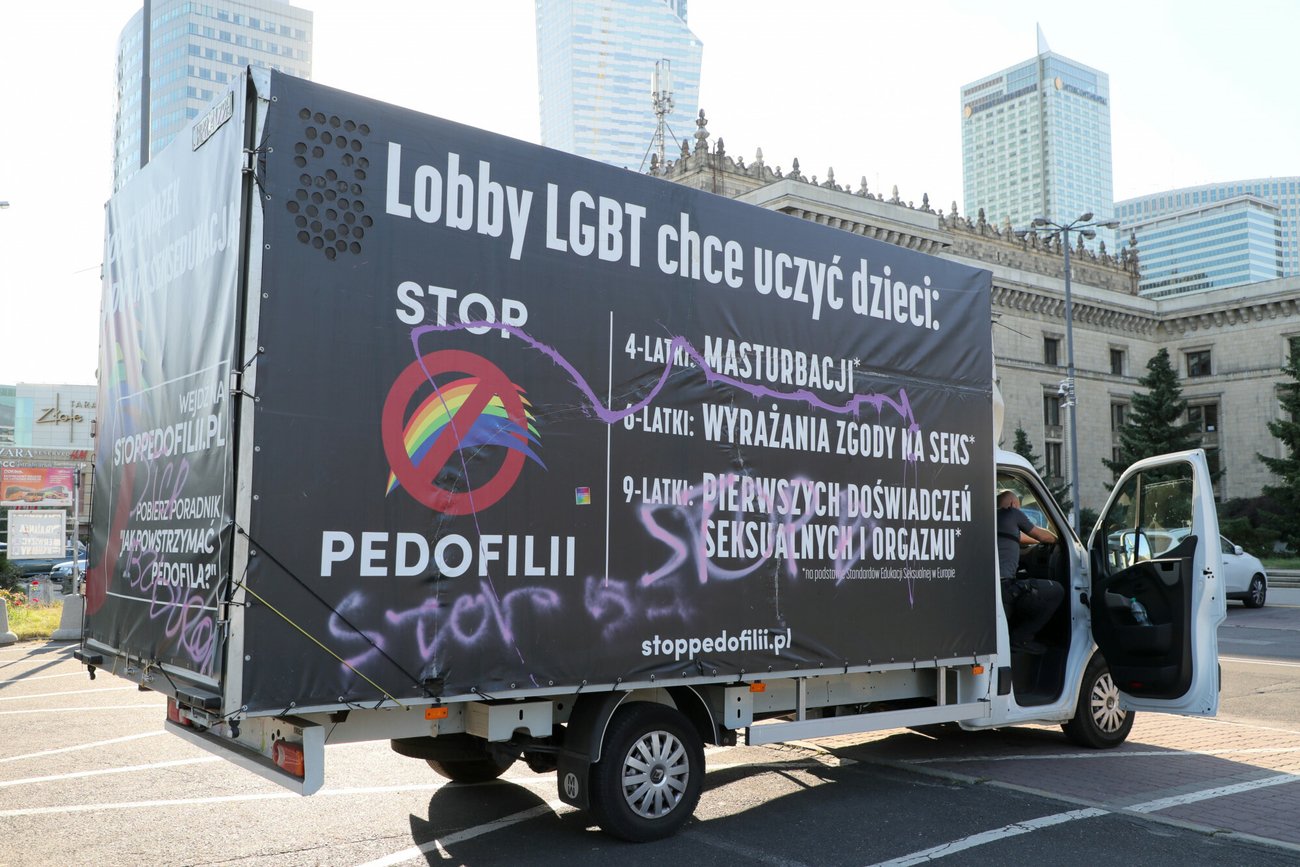 Rada Warszawy przyjęła uchwałę dot. zakazu poruszania się furgonetek homofobicznych i antyaborcyjnych.