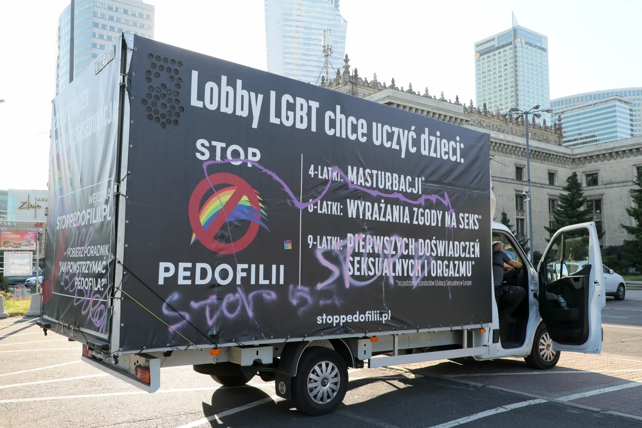 Rada Warszawy przyjęła uchwałę dot. zakazu poruszania się furgonetek homofobicznych i antyaborcyjnych.
