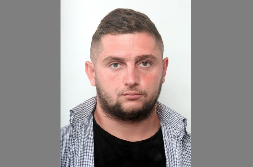 Policja opublikowała wizerunek podejrzanego i prosi o pomoc w jego odnalezieniu.