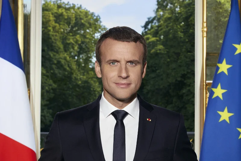 Prezydent Emmanuel Macron zamieścił na Twitterze swój nowy, oficjalny portret. Zdjęcie zyskało dużą popularność wśród internautów.