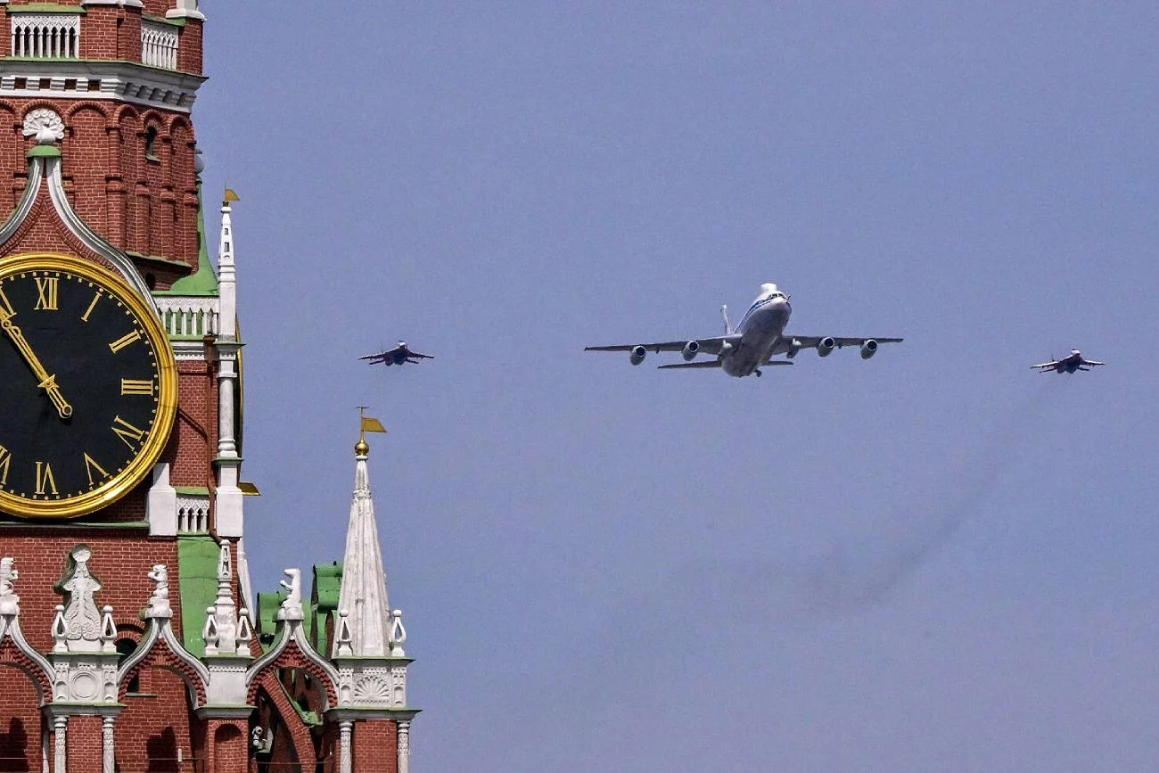 Na Dzień Zwycięstwa 2022 z hangaru wyciągnięto także "samolot apokalipsy", czyli Iła-80. Na Dzień Zwycięstwa 2022 z hangaru wyciągnięto także "samolot apokalipsy", czyli Iła-80.