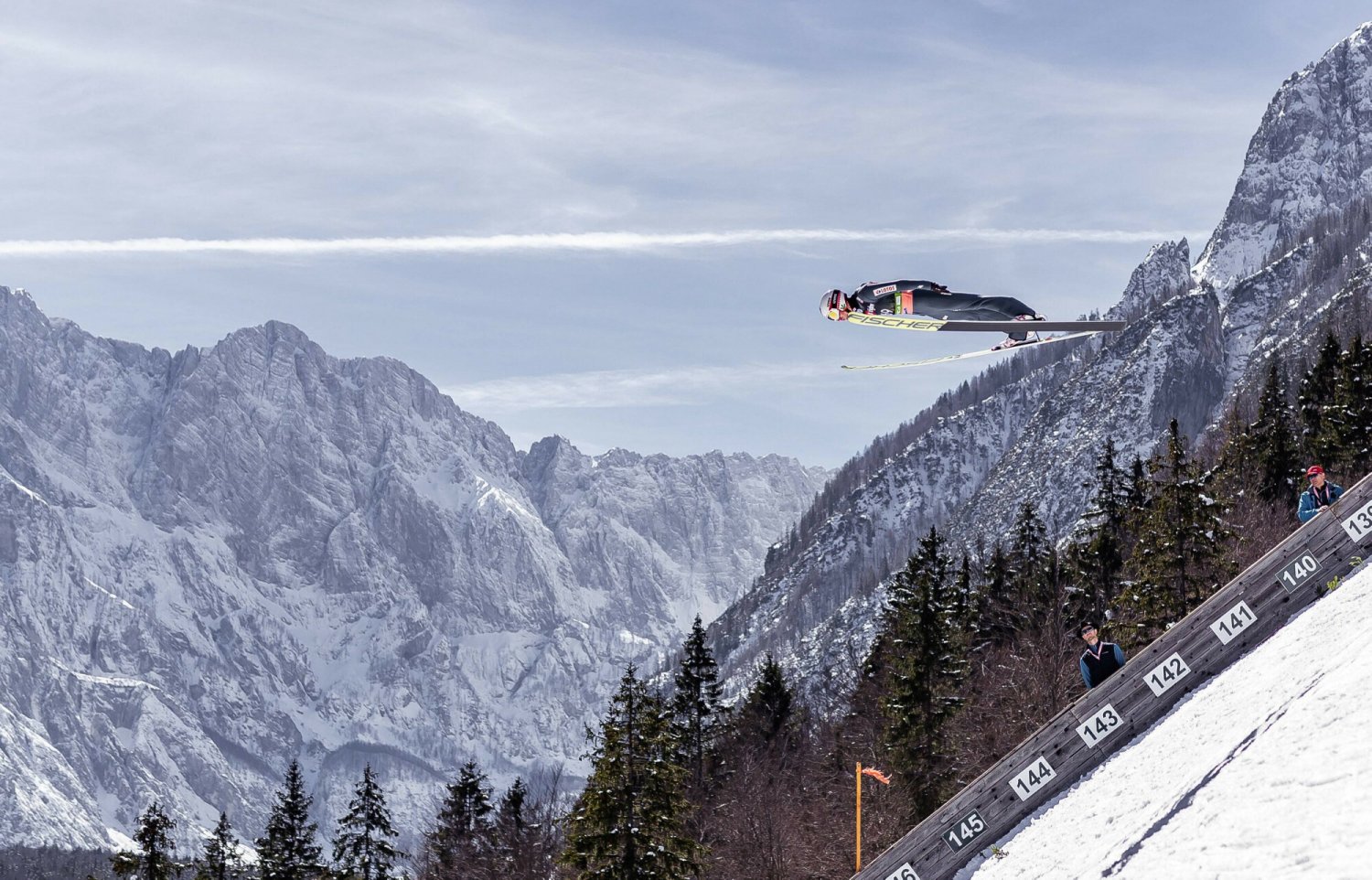 Piękna pogoda w Planicy na razie paraliżuje rywalizację na skoczni. Był już jeden bardzo groźny upadek
