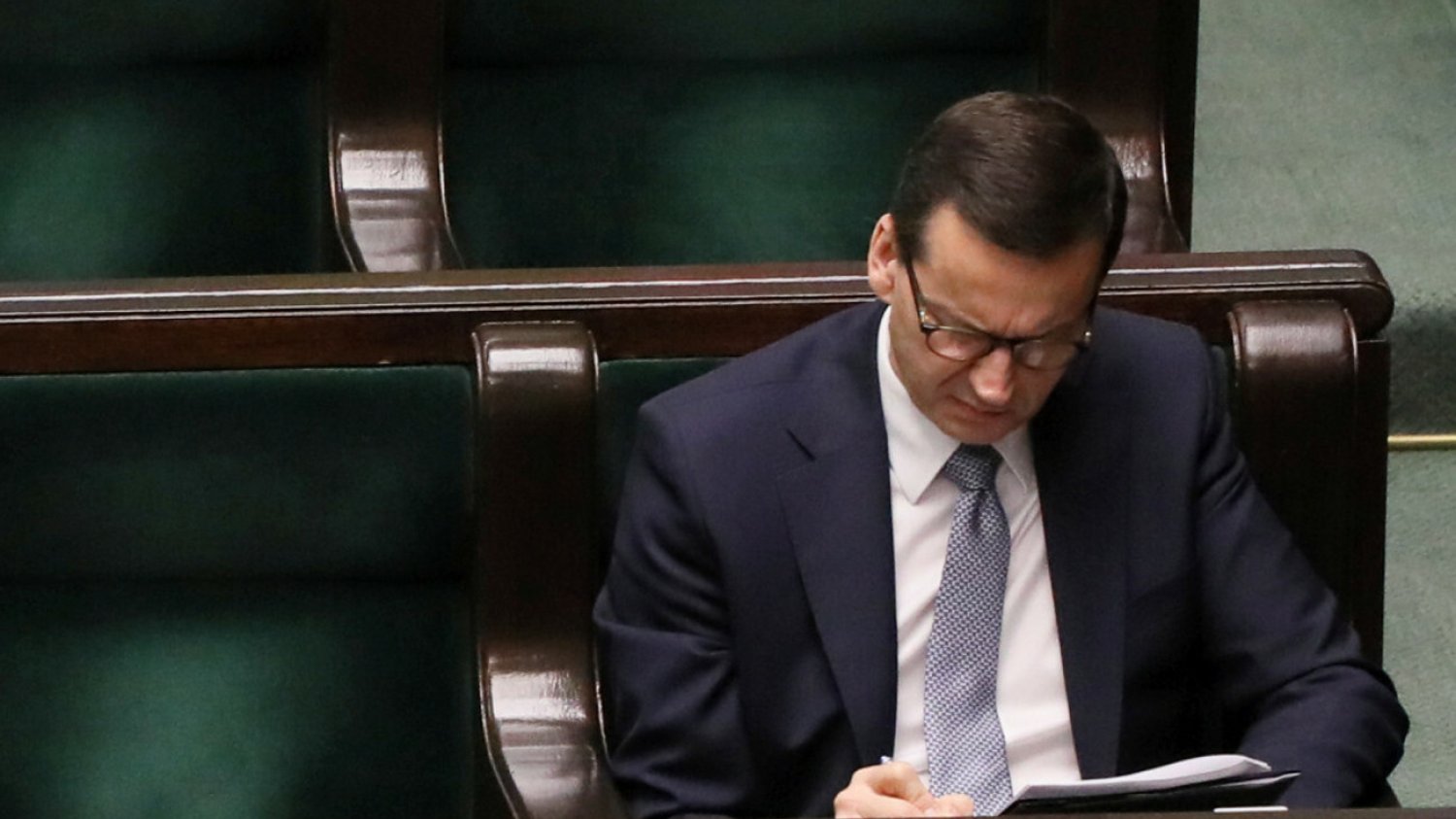 Mateusz Morawiecki żartuje na Twitterze: Lektura na niedzielny wieczór