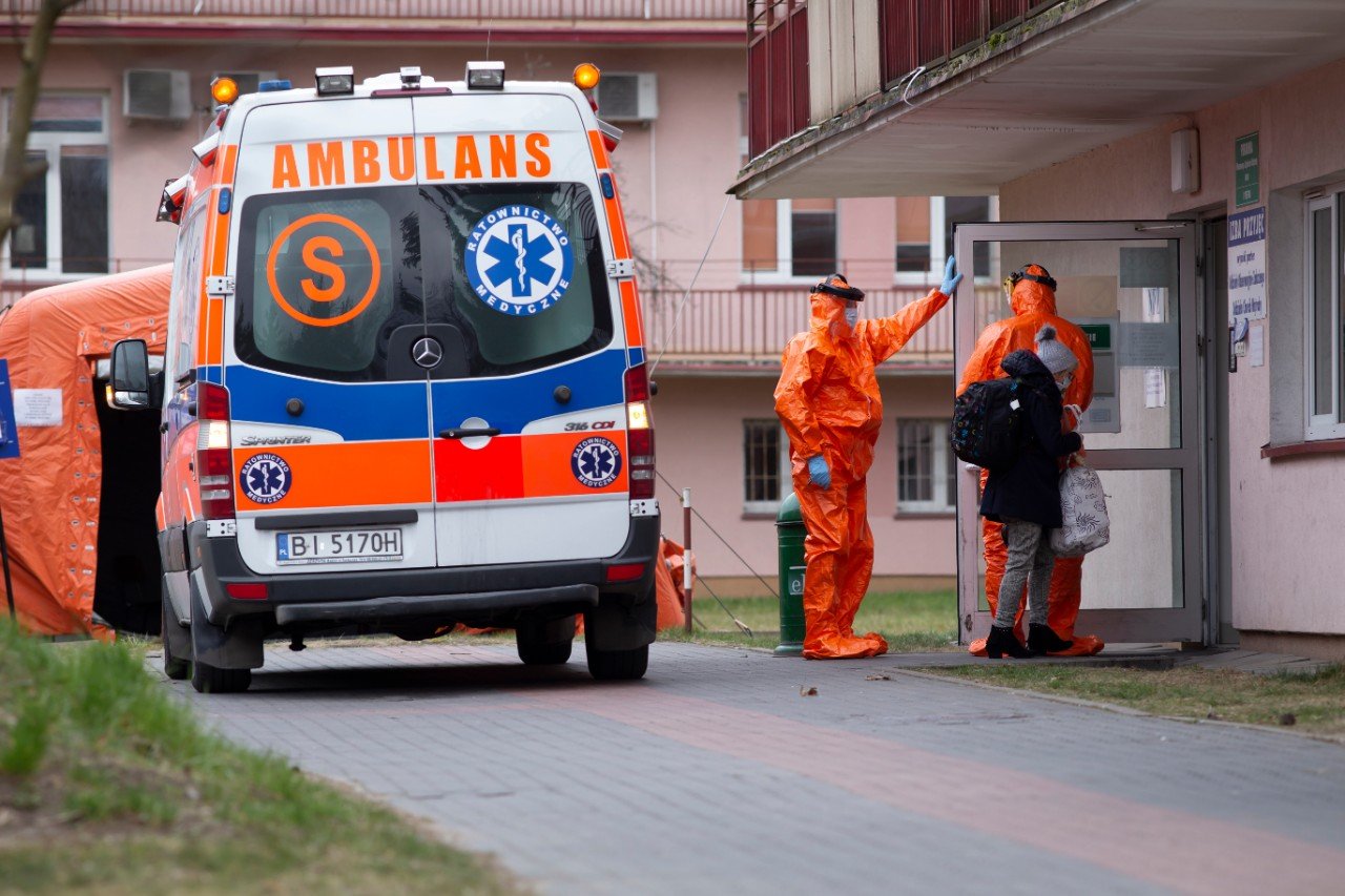 Łączna[b] liczba zakażonych koronawirusem w Polsce to obecnie 8563, z czego 339 osób zmarło. To bilans na 18 kwietnia.