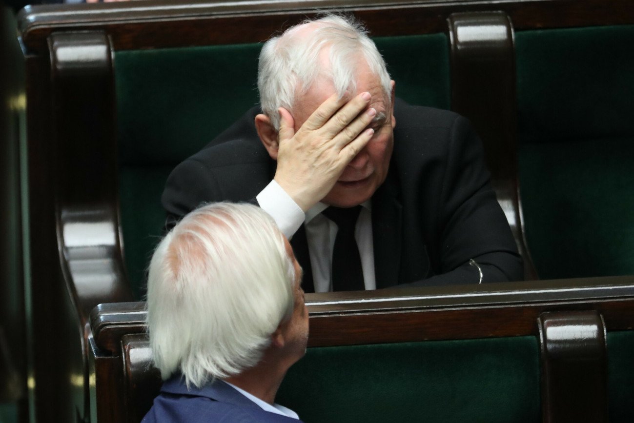 Nowy sondaż CBOS potwierdza spadek poparcia dla PiS [SONDAŻ].