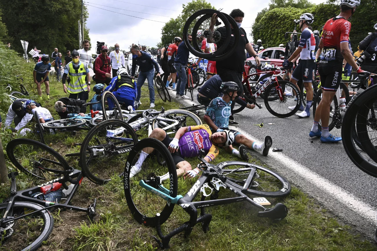 Kibicka spowodowała gigantyczną kraksę na początku tegorocznego Tour de France.