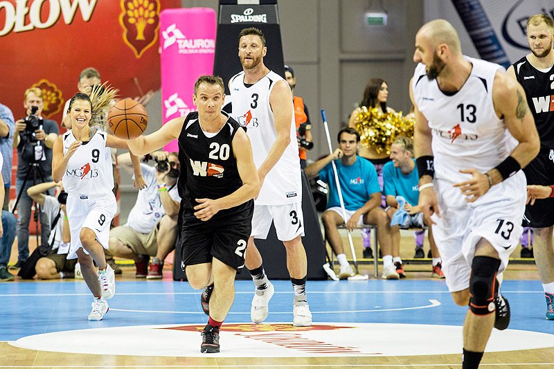 Marcin Gortat rozegrał w Krakowie pokazowy mecz z żołnierzami Wojska Polskiego. Wydarzeniu na trybunach przyglądała się premier Ewa Kopacz.