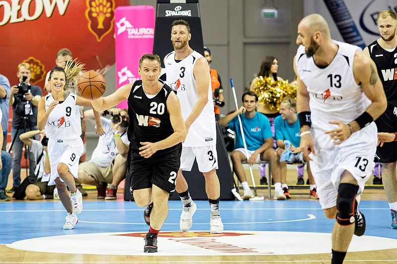 Marcin Gortat rozegrał w Krakowie pokazowy mecz z żołnierzami Wojska Polskiego. Wydarzeniu na trybunach przyglądała się premier Ewa Kopacz.