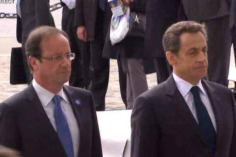 Nicolas Sarkozy i Francois Hollande obok siebie podczas uroczystości 8 maja
