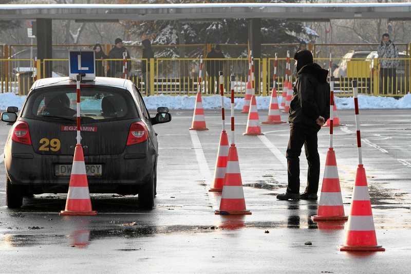 Młodzi kierowcy podchodzą do egzaminu na prawo jazdy już według nowych zasad.