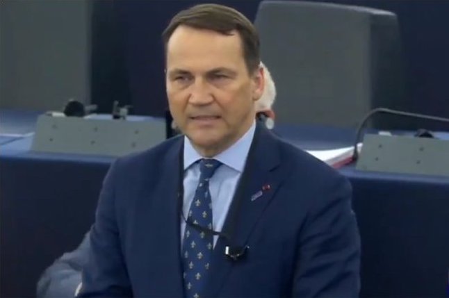 Europoseł Radosław Sikorski (KO) ostro starł się z europosłanką Beatą Szydło (PiS) podczas debaty PE o łamaniu zasady praworządności przez PiS.