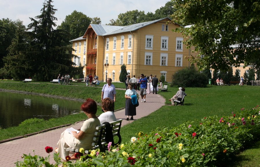 Zmieniły się zasady wyjazdów do sanatorium. Na zdjęciu teren uzdrowiska w Nałęczowie.