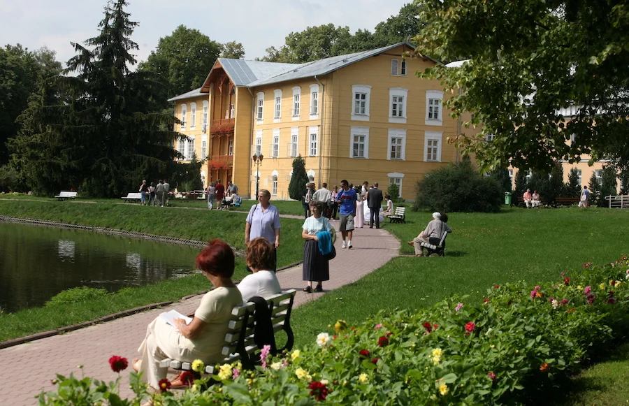 Zmieniły się zasady wyjazdów do sanatorium. Na zdjęciu teren uzdrowiska w Nałęczowie.