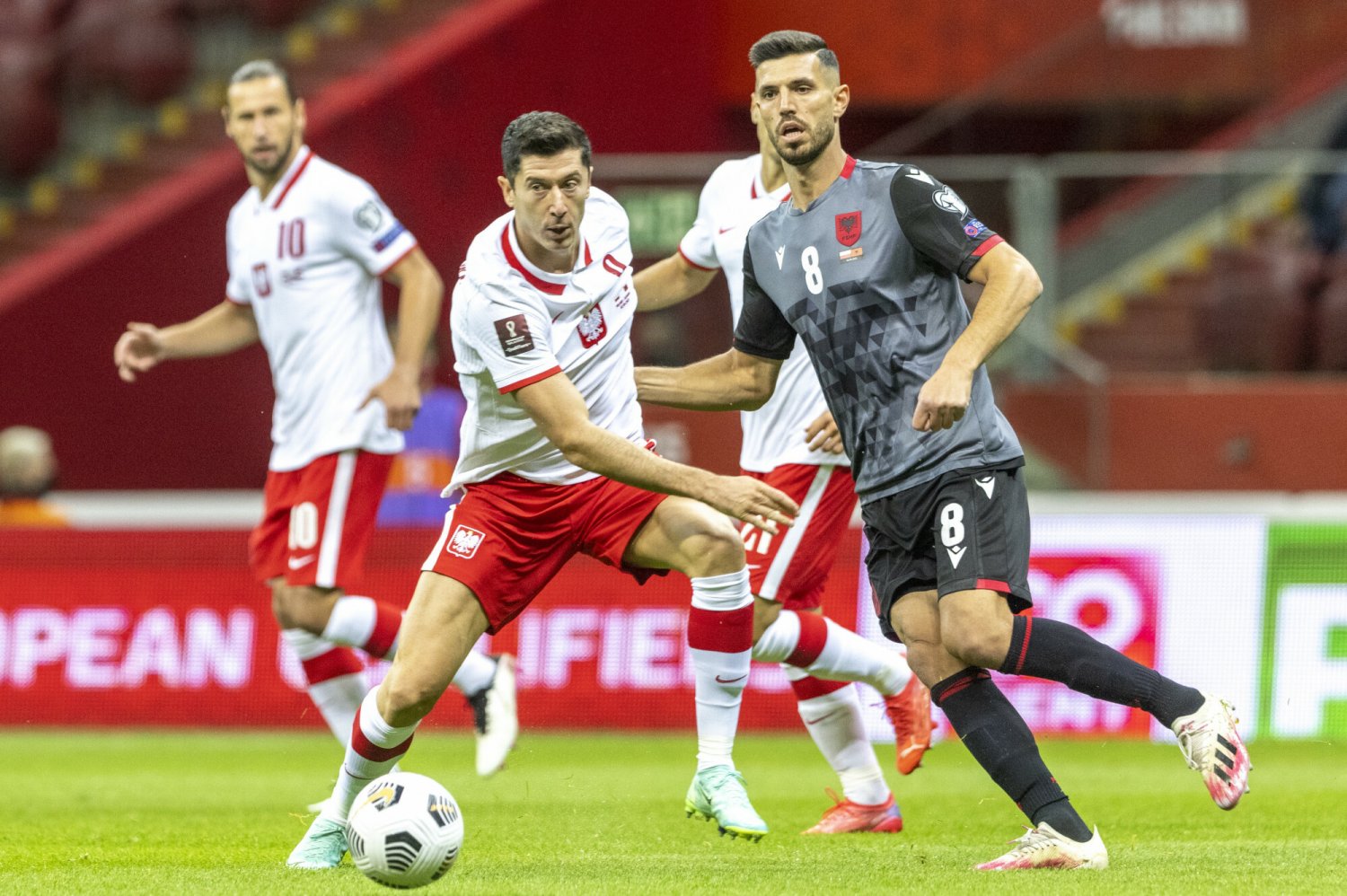 Klaus Gjasula miał pozytywny wynik testu na COVID-19 i nie zagra z Polską