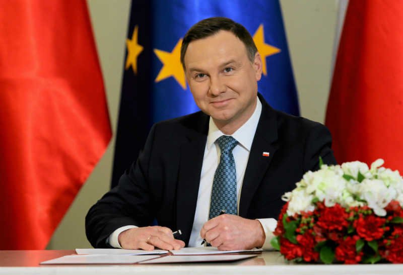 Andrzej Duda podpisał ustawę o obniżeniu wieku emerytalnego.