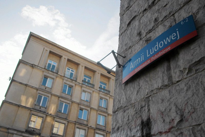 Warszawskie PiS chciało po cichu zmienić nazwę alei Armii Ludowej na tę im. Lecha Kaczyńskiego. Radni Po będą blokować tę propozycję.