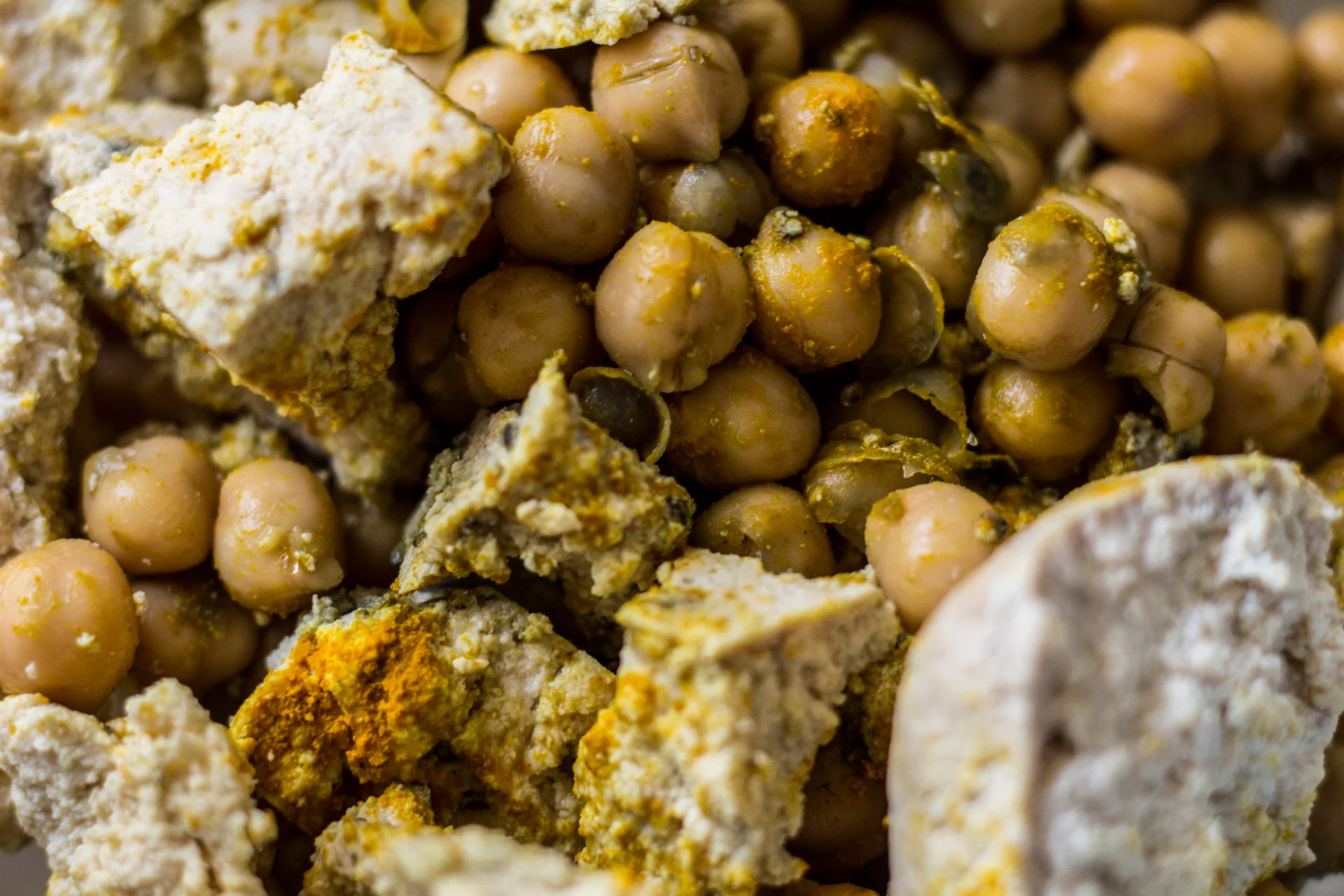Tofu naturalne, gotowana ciecierzyca, kurkuma i czarna sól po zmiksowaniu tworzą masę, z której formujemy kulki