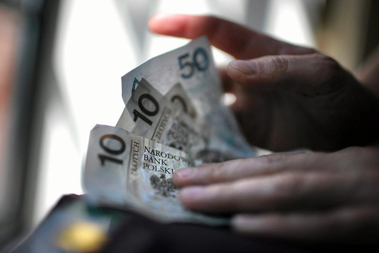 Osoby poniżej 26 roku życia dzięki decyzji rządu będą miały co miesiąc więcej pieniędzy w portfelu.