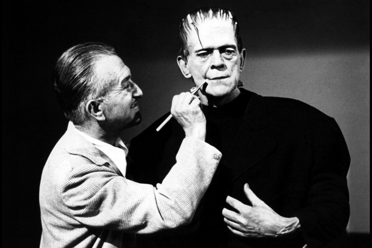 Eksperymentowanie z charakteryzacją Borisa Karloffa trwało ok. 2-3 tygodnie, zanim zdecydowano się na wygląd potwora Frankensteina.