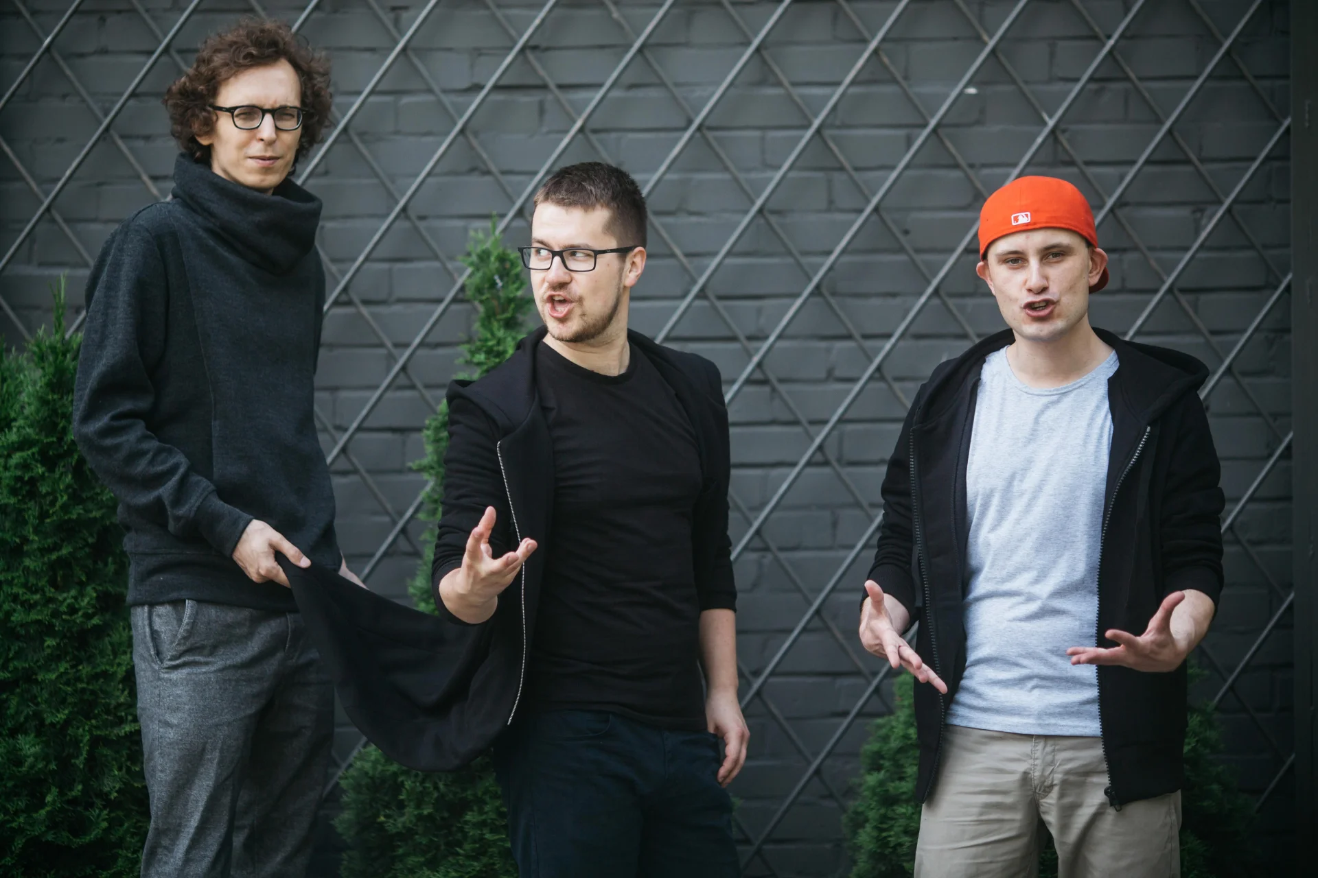 Chłopaki z ASZ dziennika: Rafał, Alek i Bartek. Od lewej: KOMIN swetrowy grafit – 329 zł, FRAK czarny – 479 zł, JUST WEAR IT melanż – 169 zł, SMART ZIP czarny – 269 zł