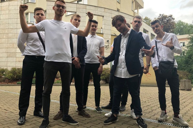 Oto brygada Wojsk Obrony Terytorialnej z Ziemowitem Piastem Kossakowskim – tak przynajmniej tę grupę przedstawia były dziennikarz TVP.