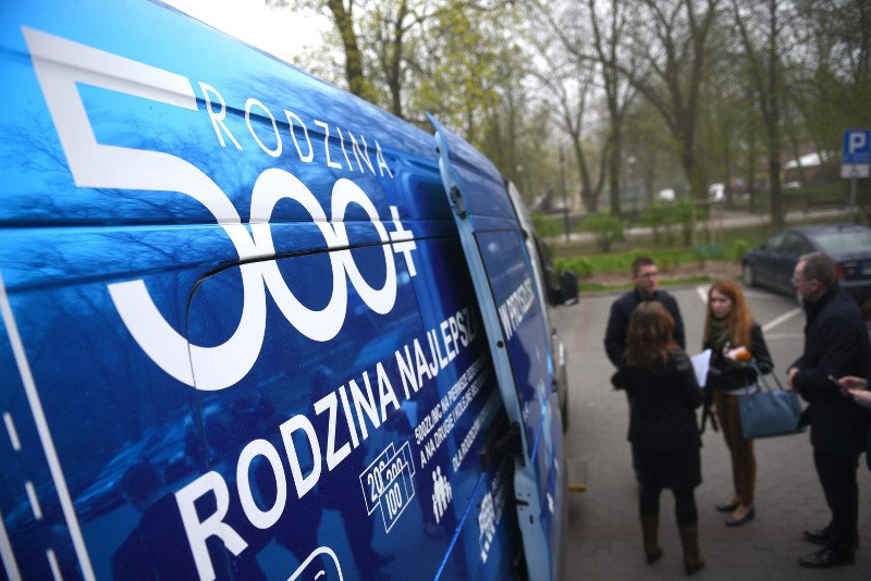 Samotne lecz pracujące matki z jednym dzieckiem jednak bez 500+.