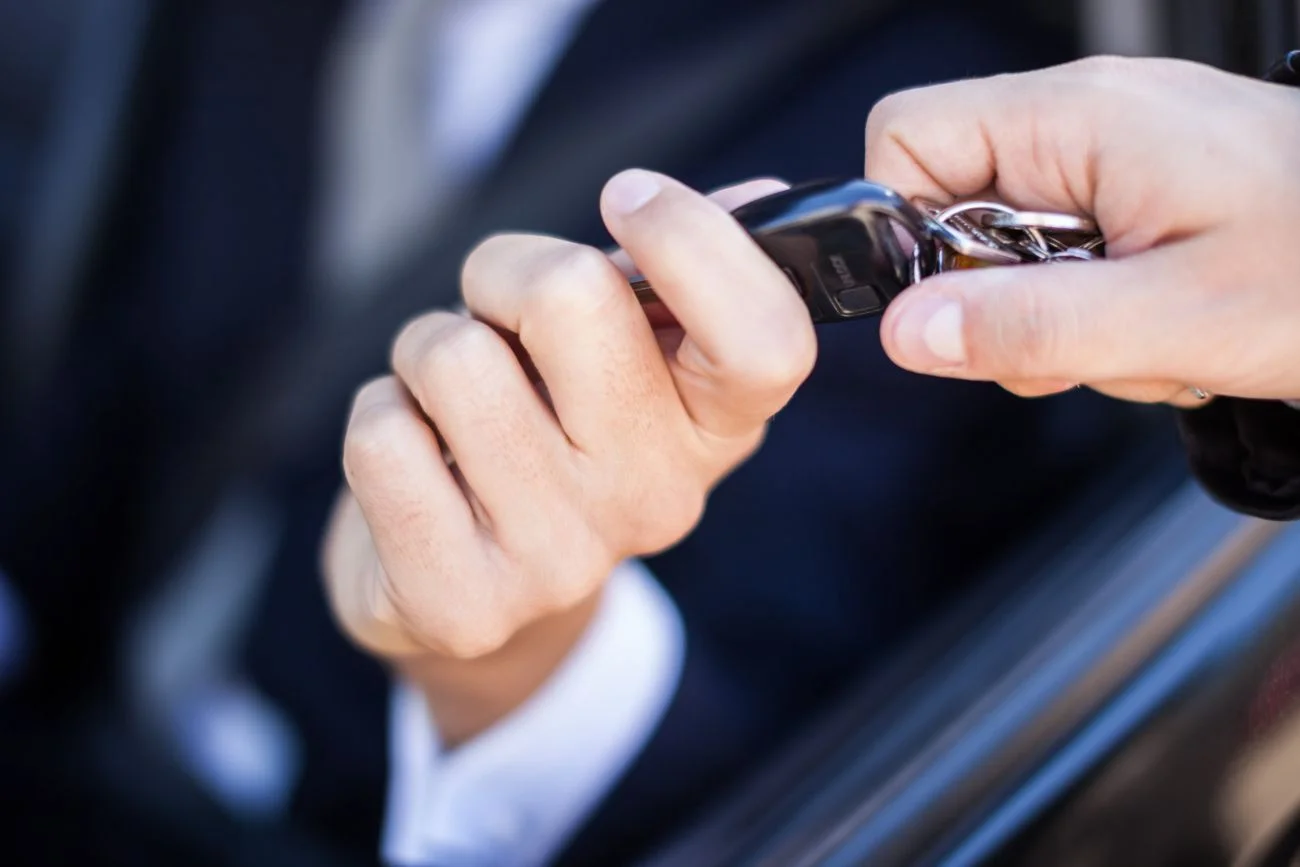 Auto zastępcze to pojazd udostępniany ubezpieczonej osobie w okresie likwidacji szkody, czyli w sytuacji, gdy kierowca nie może korzystać z własnego samochodu z powodu jego awarii, wypadku na drodze czy kradzieży