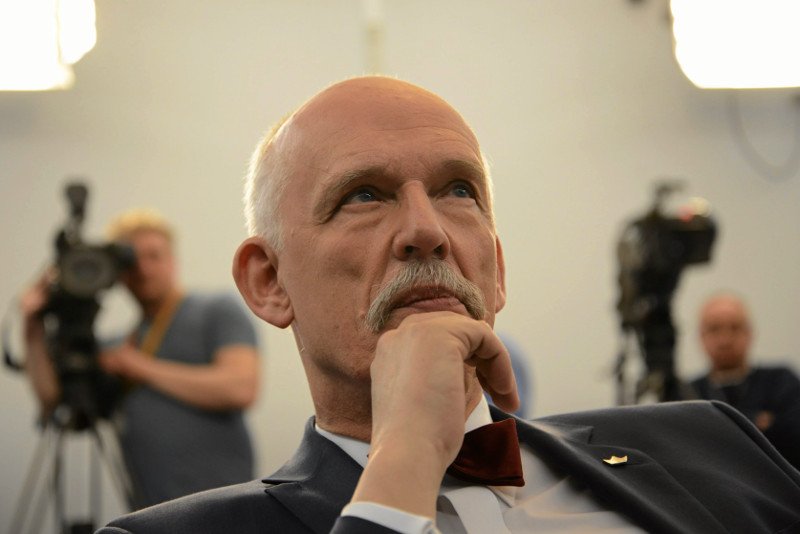 Janusz Korwin-Mikke opublikował pięć nowych spotów w kampanii prezydenckiej. Ostrzega przed III wojną światową i nadmierną biurokracją. Nawołuje, by nie głosować na Andrzeja Dudę i Bronisława Komorowskiego.