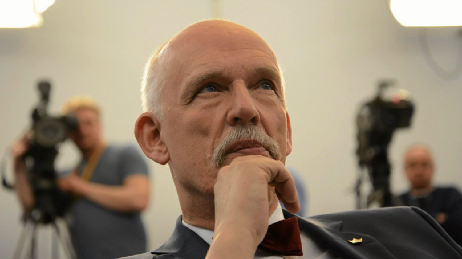 Janusz Korwin-Mikke opublikował pięć nowych spotów w kampanii prezydenckiej. Ostrzega przed III wojną światową i nadmierną biurokracją. Nawołuje, by nie głosować na Andrzeja Dudę i Bronisława Komorowskiego.