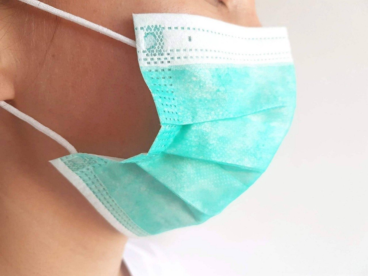 Brakuje Ci maseczki ochronnej na twarz? Spróbuj uszyć ją samodzielnie za pomocą prostej metody, którą poleca Ochotnicza Straż Pożarna z Nowego Sącza.