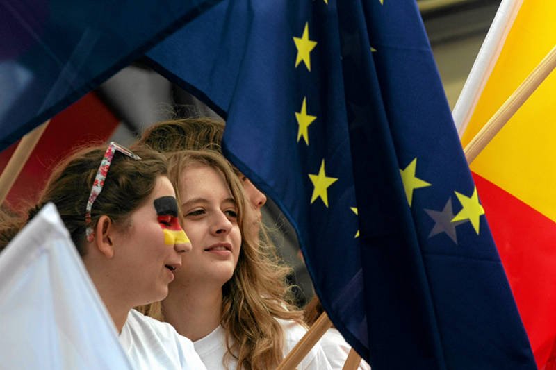 - To przypomina o największym osiągnięciu europejskiej rodziny - o utrzymaniu pokoju - powiedział o Pokojowej Nagrodzie Nobla Radosław Sikorski.