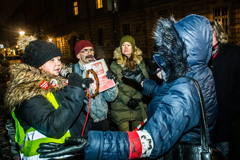 18 stycznia 2017; demonstracja pod Wawelem. Katarzyna Kulerska z mikrofonem w dłoni