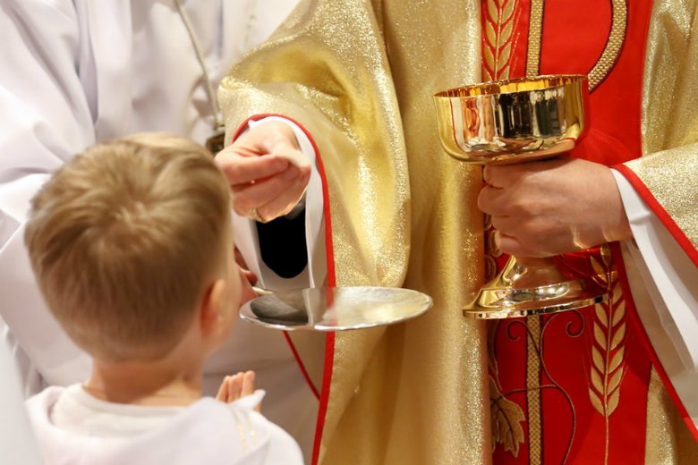 Sondaż pokazuje, że kościołowi katolickiemu coraz trudniej będzie ukrywać przypadki pedofilii.